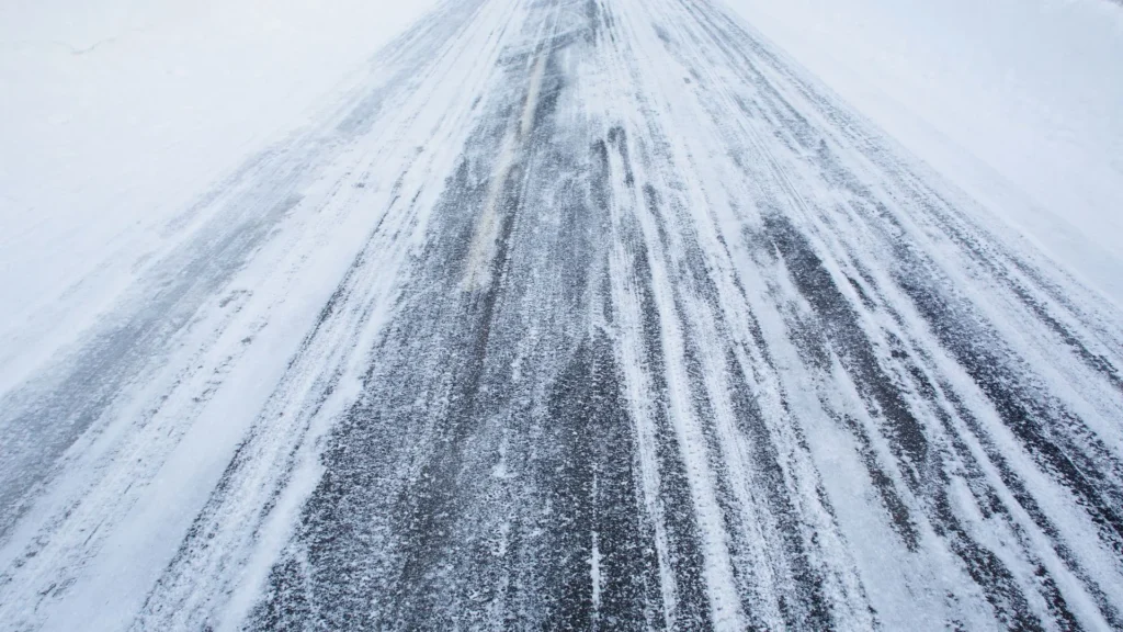 Hielo en el asfalto